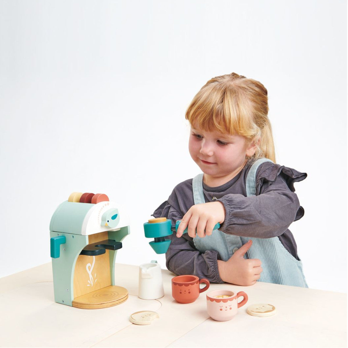 Meisje speelt met tender leaf koffiemachine