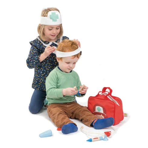 Jongen en meisje spelen doktertje 